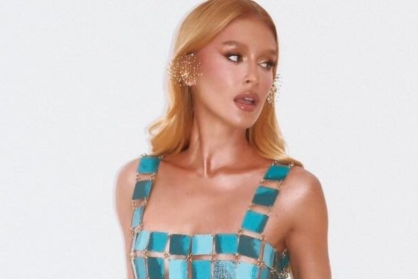 [Confira os looks das famosas para o Desfile das Campeãs na Sapucaí! ]