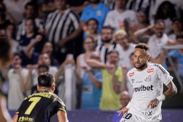 [Neymar discute com torcedor após empate do Santos e desabafa: 