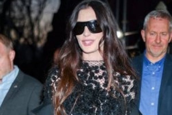 [Calvin Klein veste Anne Hathaway para a listening party e evento de Q&A de Mother Mary! ]