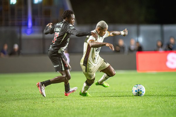 [Mesmo com um a mais, Vitória perde para o Vasco e terá que buscar virada no Barradão ]